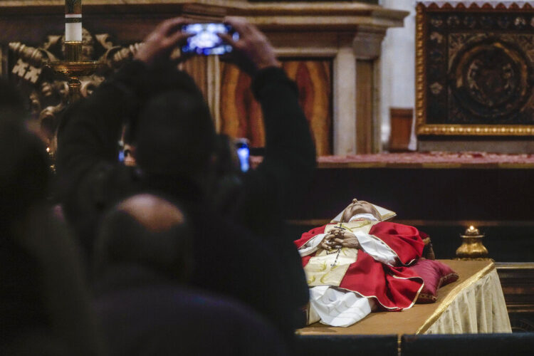 More than 60,000 view Benedict XVI's body at Vatican